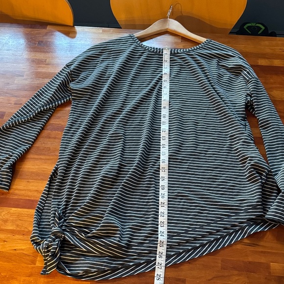 Lulu lemon asymmetrical long sleeve - Picture 7 of 9